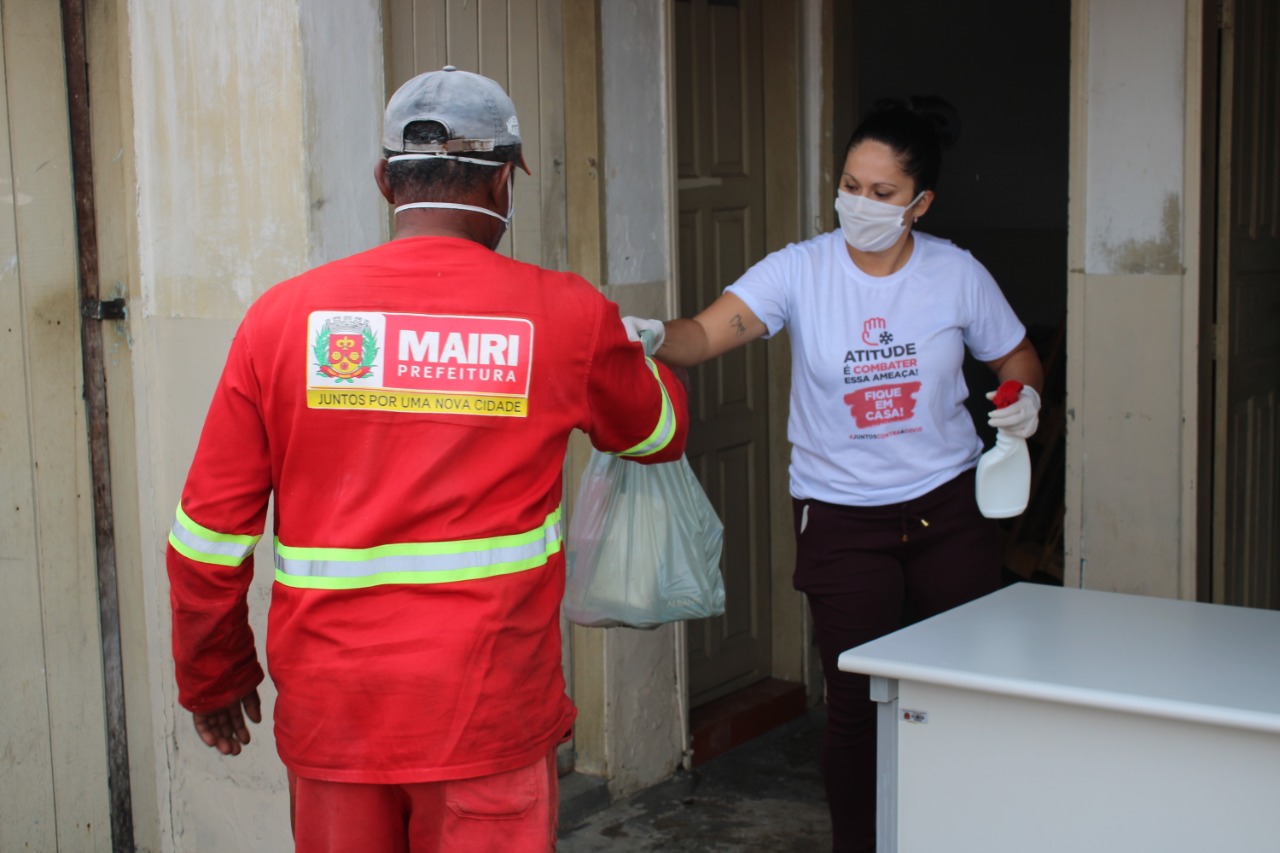 Prefeitura de Mairi entrega kits de limpeza aos garis do município