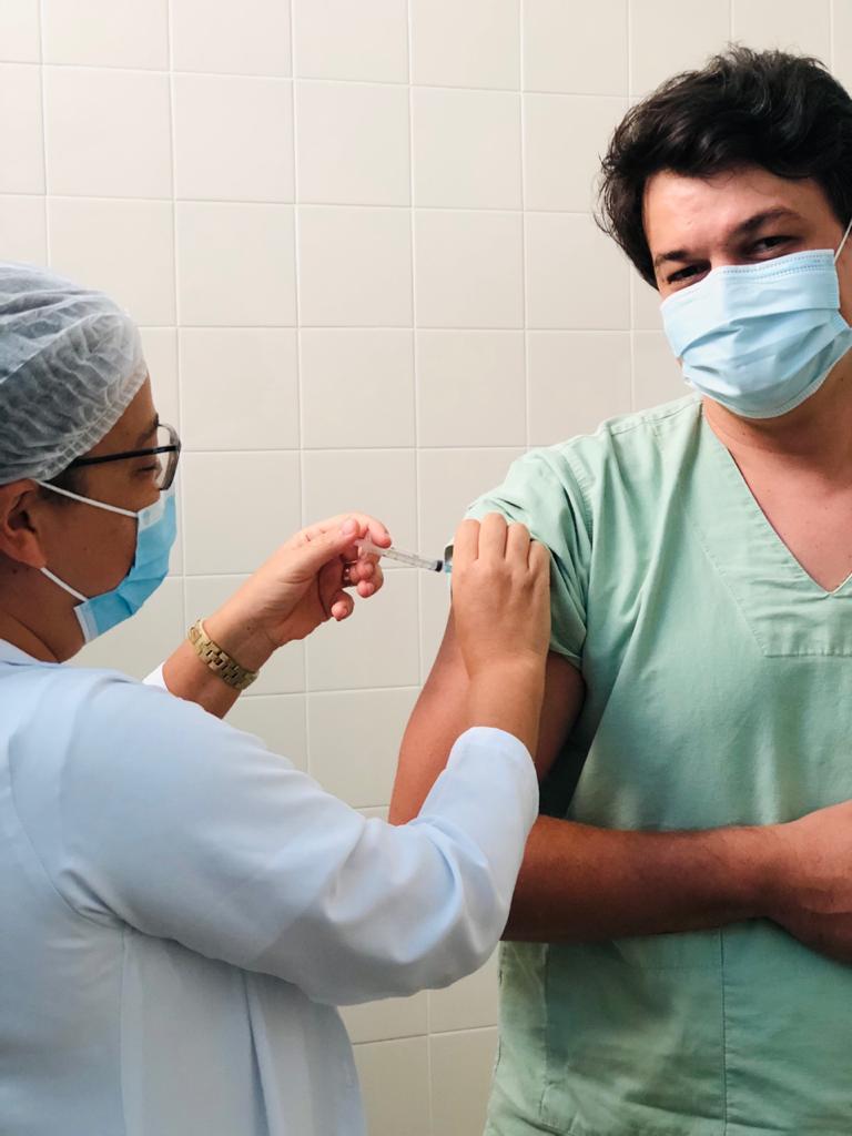 Em Mairi, trabalhadores da saúde continuam sendo imunizados contra a Covid-19