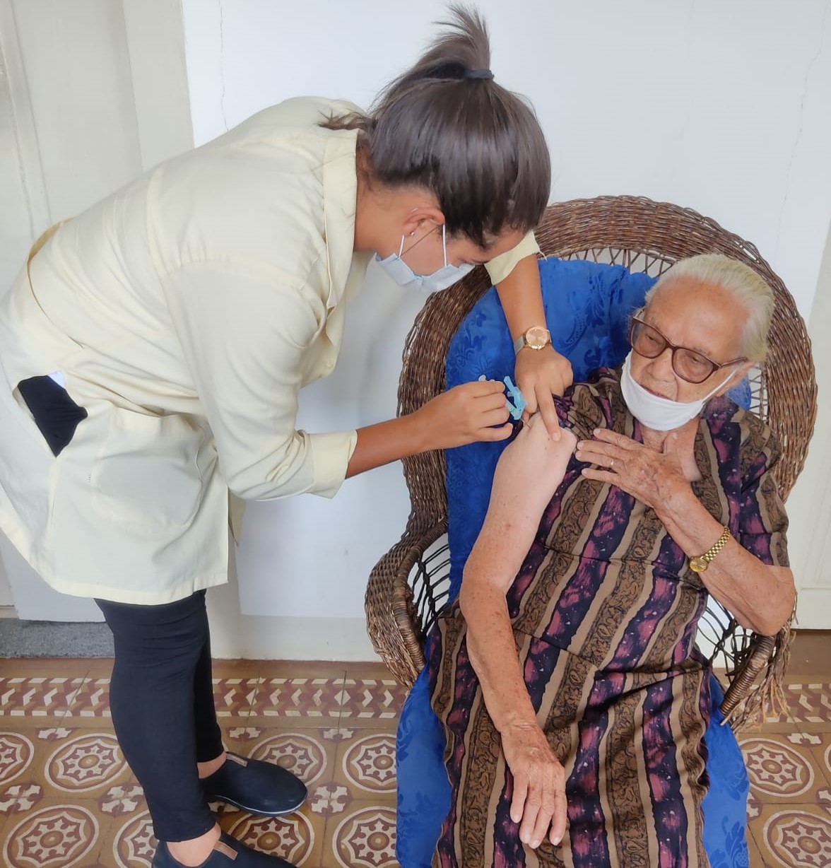 Mairi recebe novas doses da vacina contra Covid-19 e imuniza idosos acima de 90 anos