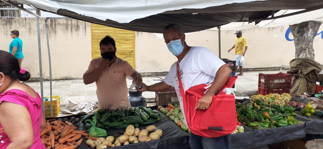 Equipes da Secretaria Municipal de Saúde realizam mais uma ação de distribuição de máscaras na feira livre