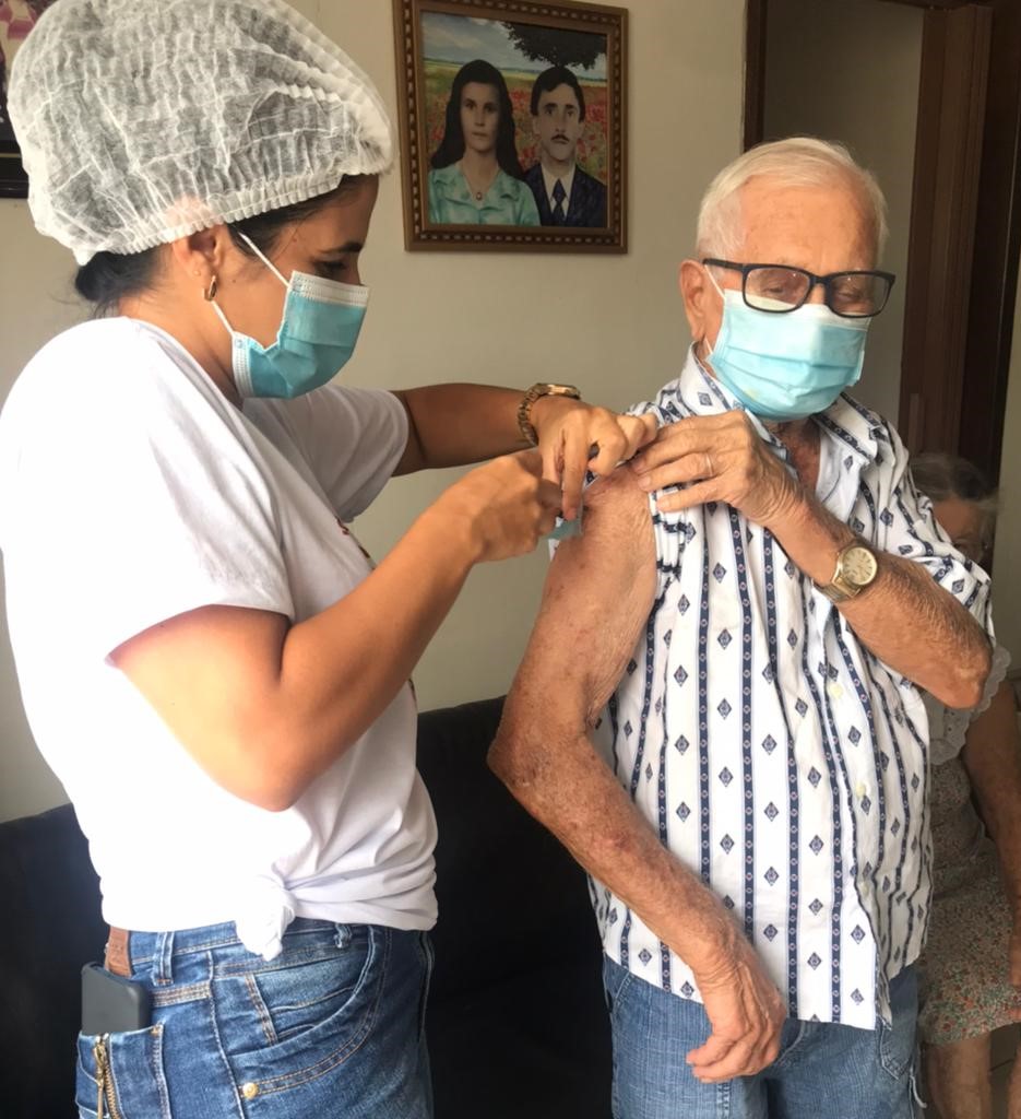 Idosos acima de 77 anos começam a ser vacinados em domicílio em Mairi